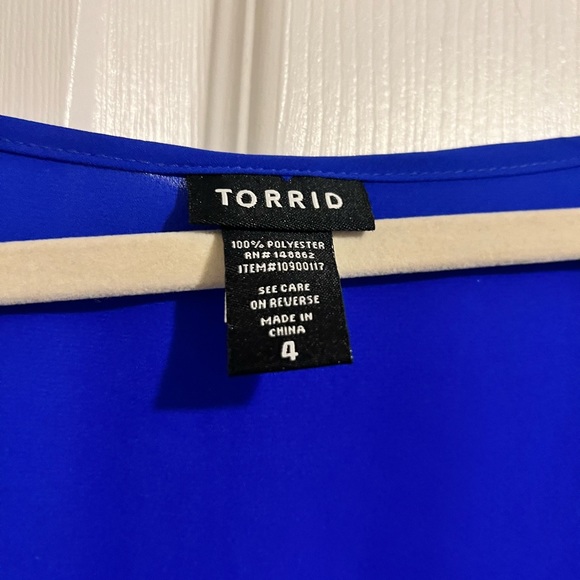 Deep blue top with shoulder slits. Chiffon type material - Picture 2 of 6